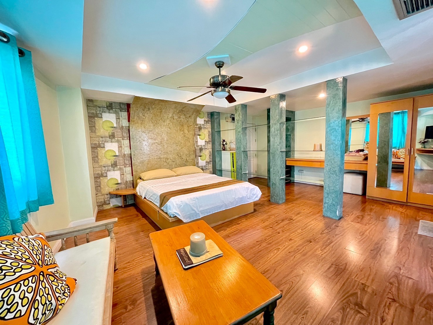 ห้องดีลักซ์ คอนเนอร์ C-819 (Deluxe Corner)