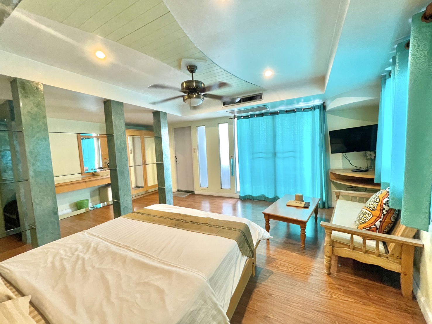 ห้องดีลักซ์ คอนเนอร์ C-819 (Deluxe Corner)