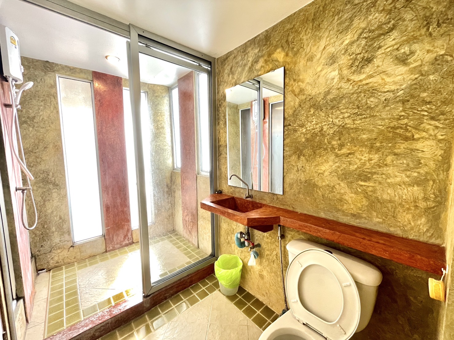 ห้องดีลักซ์ คอนเนอร์ C-819 (Deluxe Corner)